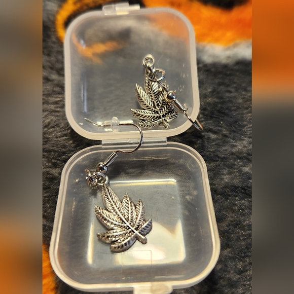 Leaf earrings 🍃 - Picture 4 of 4